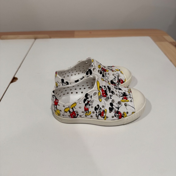 Native Shoes x Disney toddler shoe - Picture 2 of 6